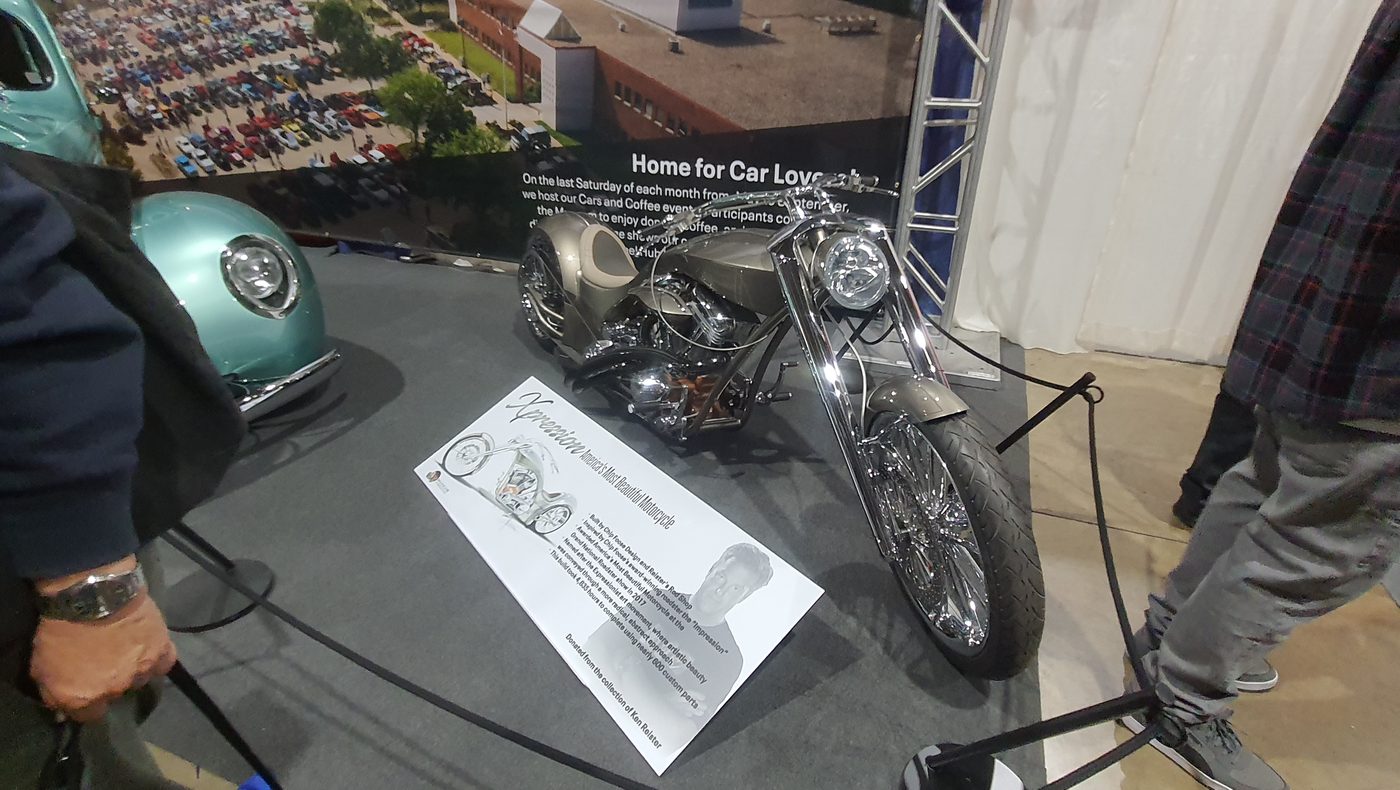 Chromowany bobber custom na stoisku w hali