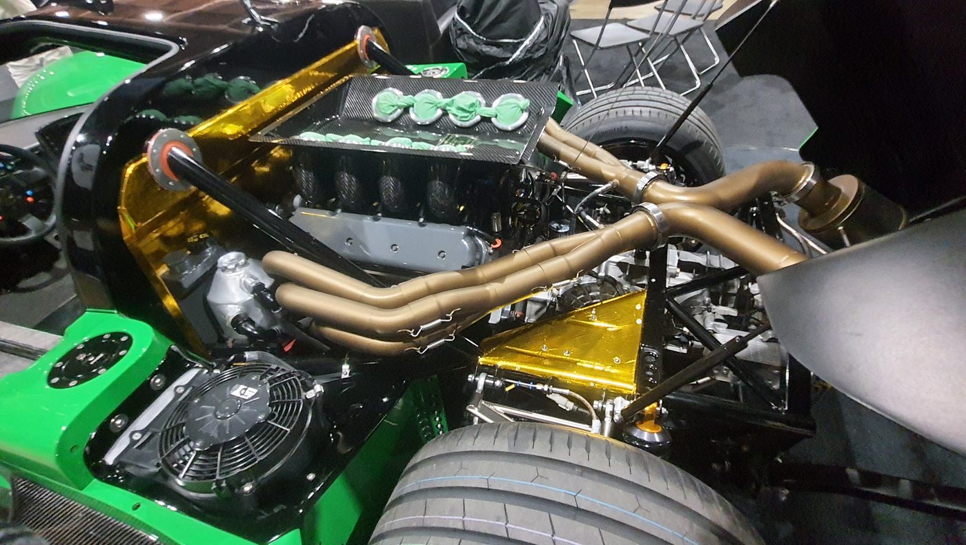Zielony supersamochód kit car z centralnym V8 i trąbami wtrysku – zdjęcie 2