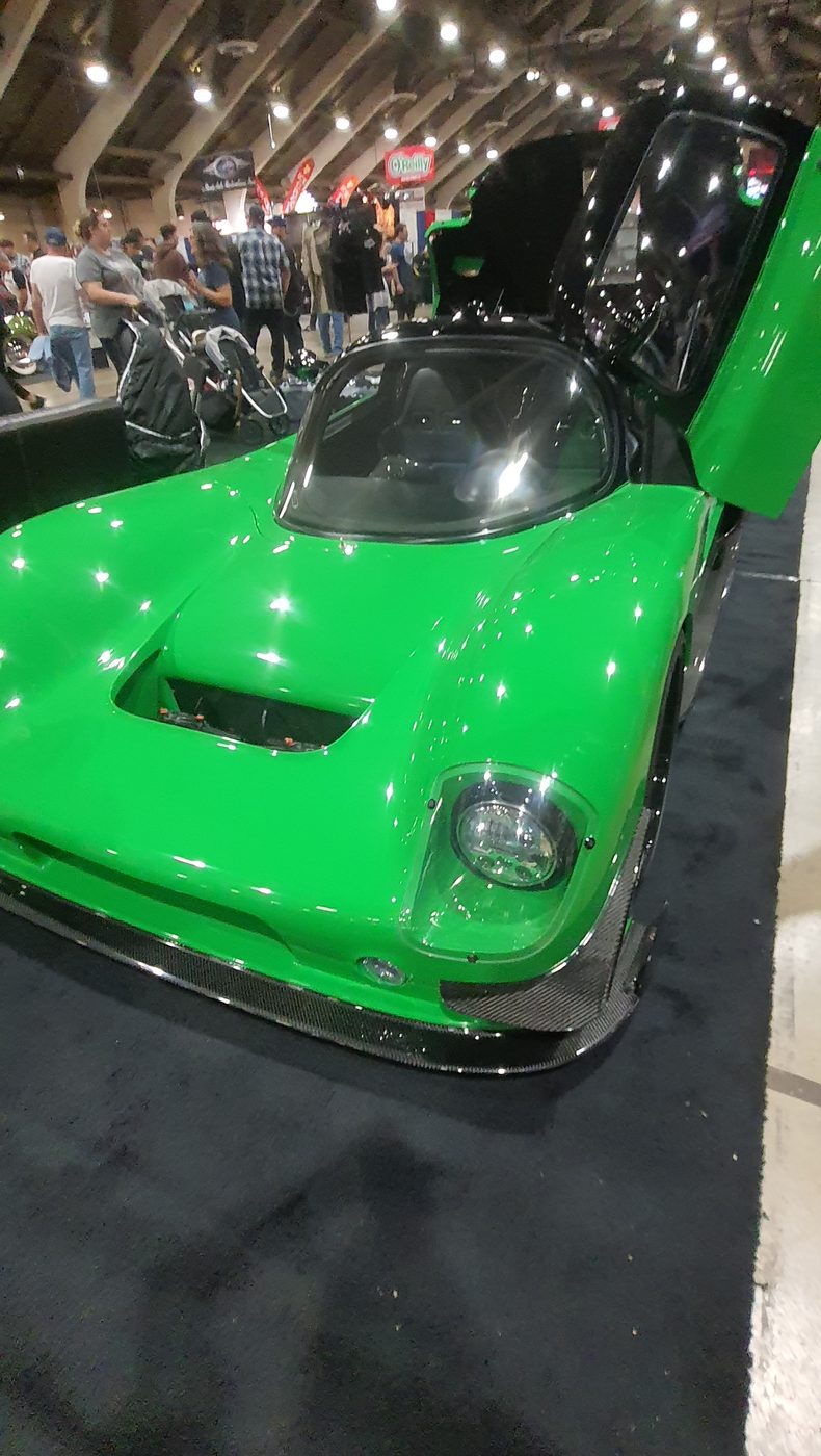 Zielony supersamochód kit car z centralnym V8 i trąbami wtrysku