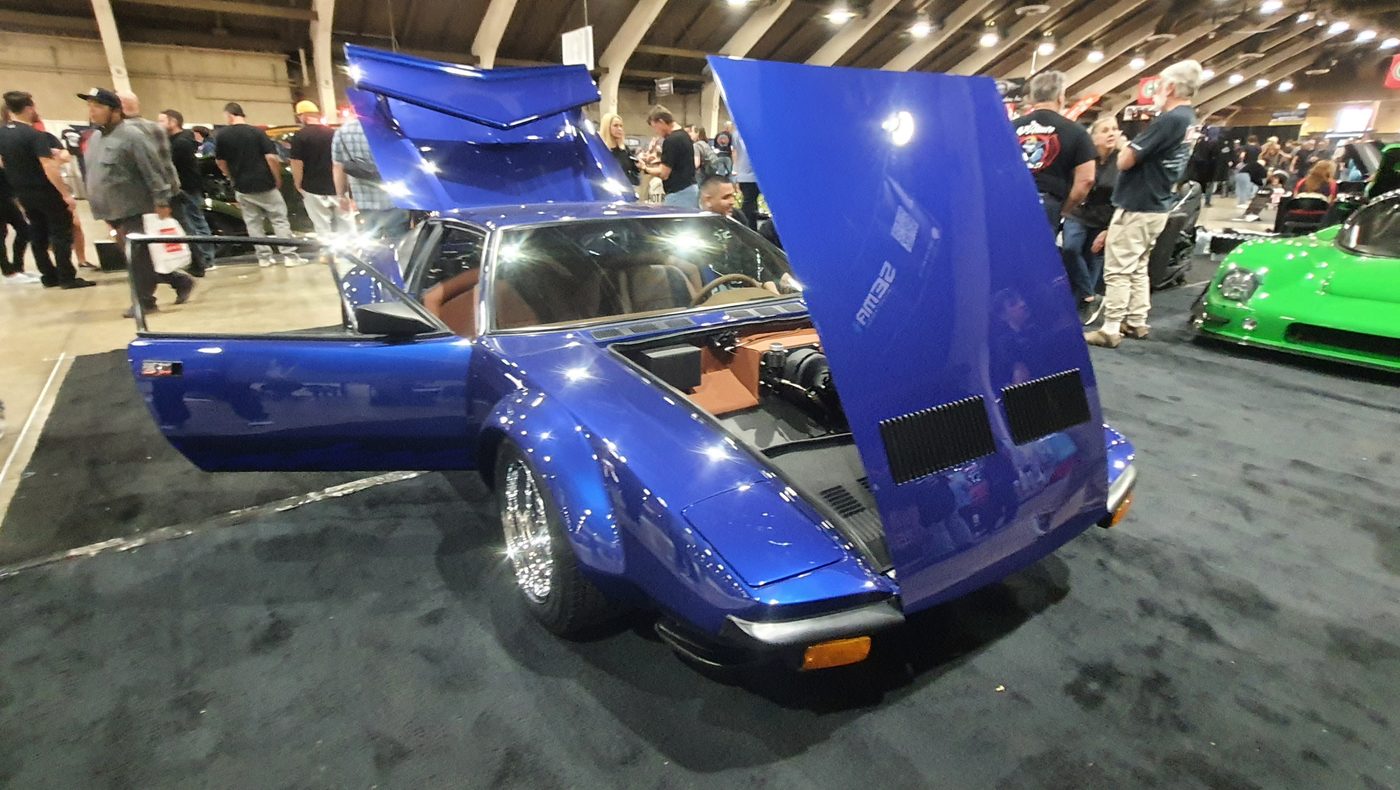 Niebieska De Tomaso Pantera z otwartymi klapami
