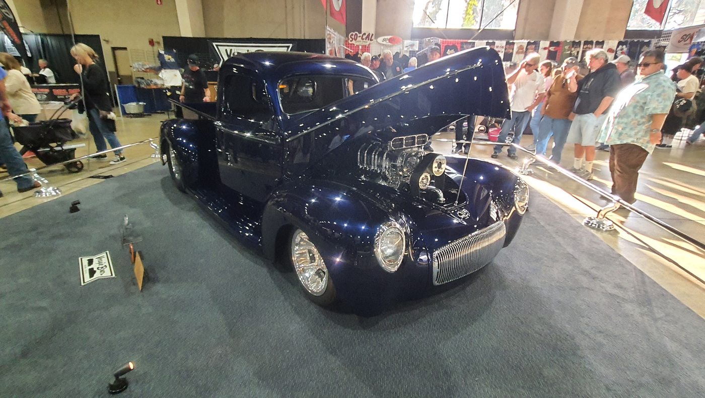 Granatowy Willys pickup 1941 z kompresorem pro street
