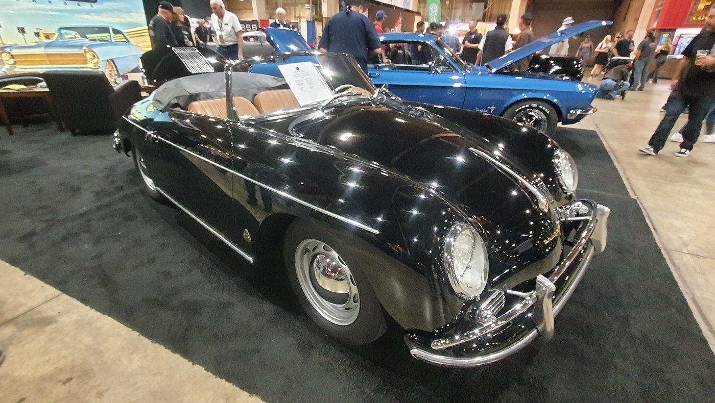 Czarne Porsche 356 Speedster z opuszczonym dachem