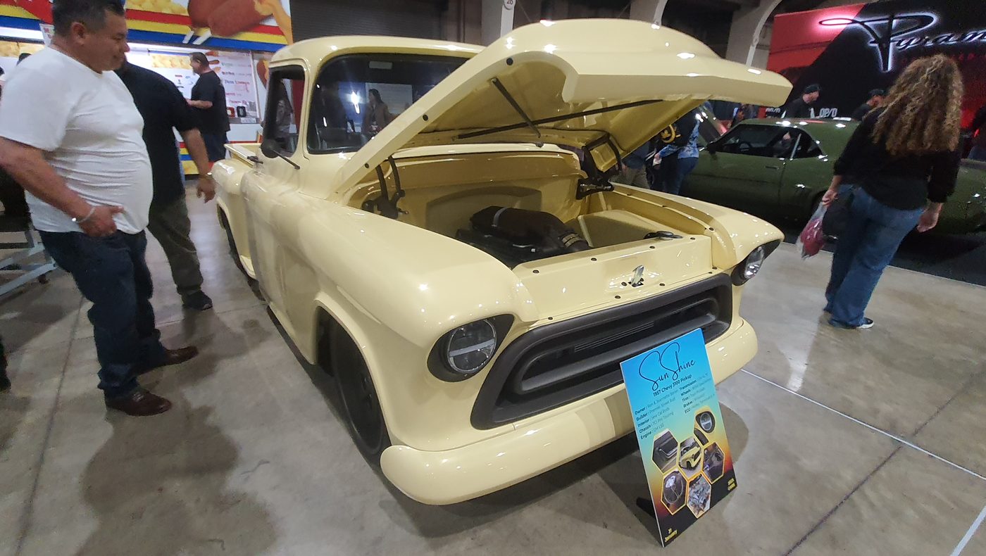 Kremowy Chevrolet Task Force 1956 smoothie z otwartą maską