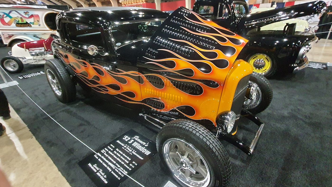 Czarny Ford 3-window coupe 1932 w pomarańczowych płomieniach w hali