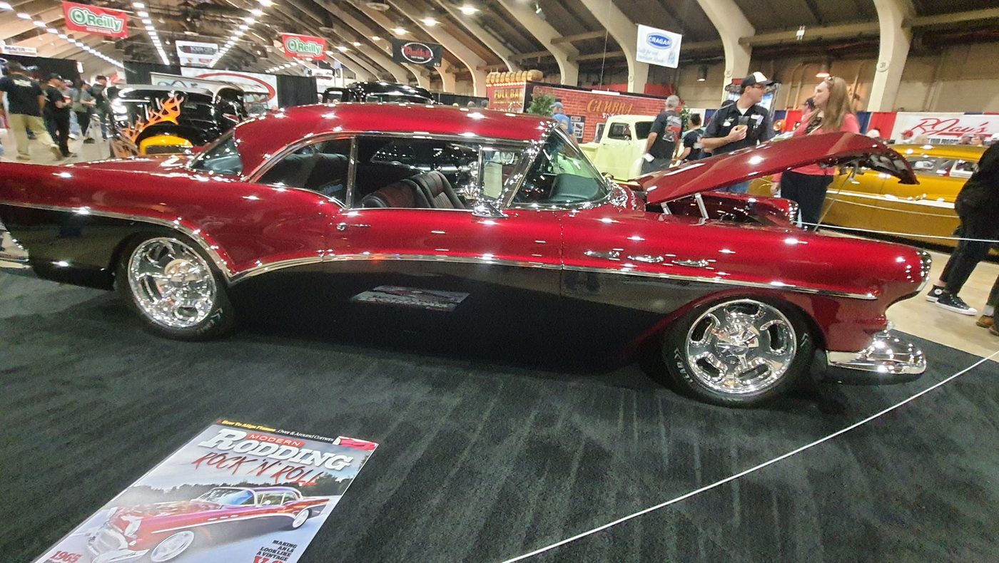 Czerwony candy Buick 1957 hardtop z otwartą maską