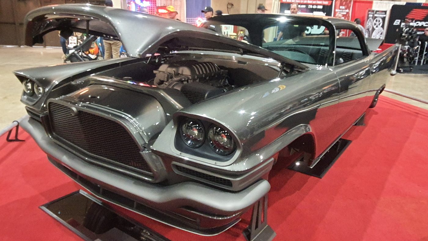 Grafitowy Chrysler 300C 1957 z otwartą maską na czerwonym dywanie – zdjęcie 2