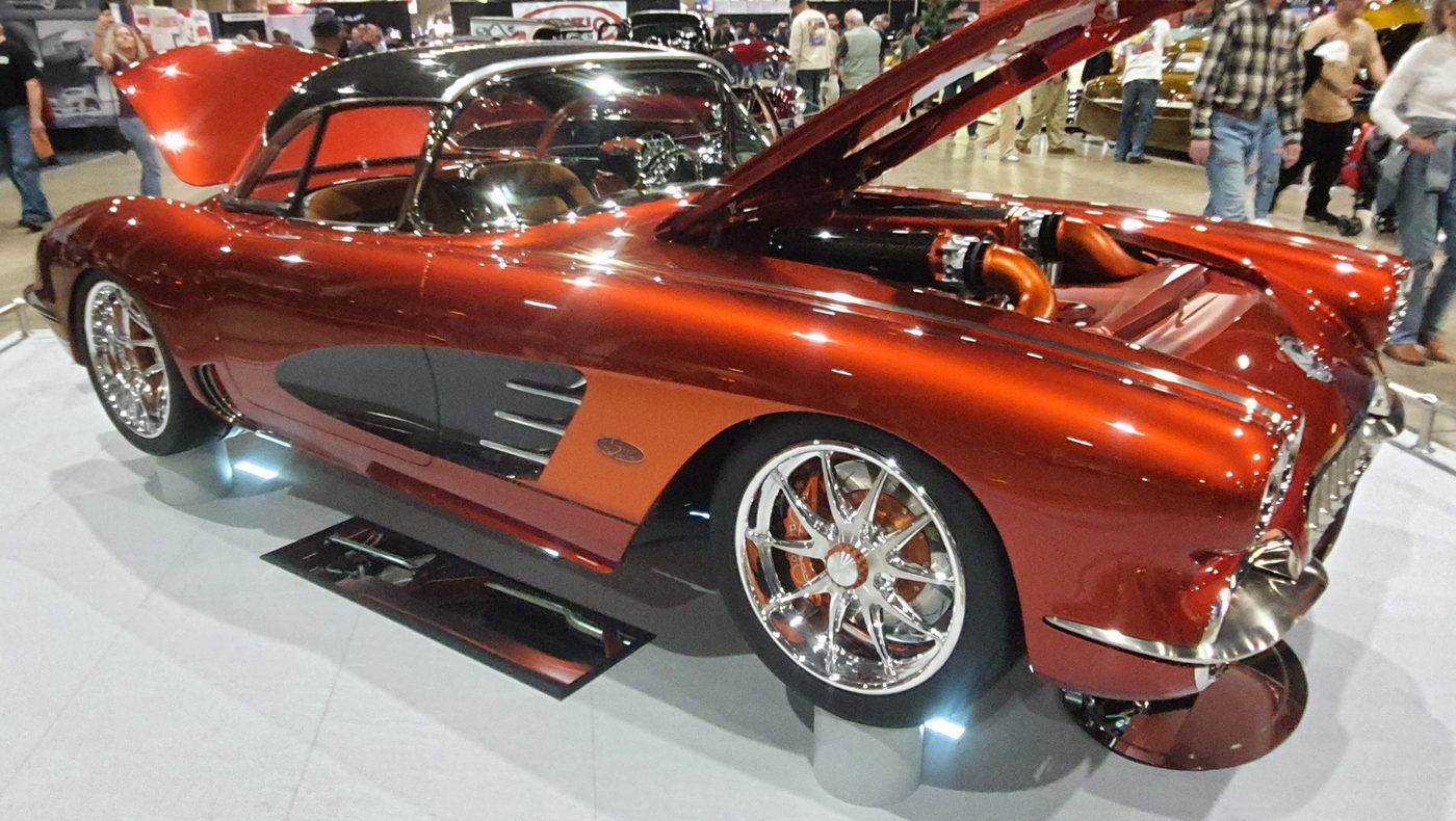Pomarańczowa Chevrolet Corvette 1961 z miedzianymi wnękami