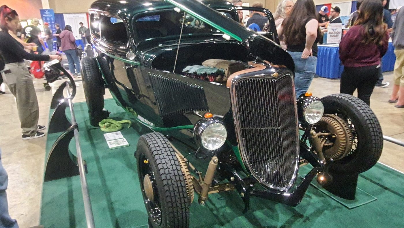 Czarny Ford Tudor sedan 1934 bez maski hot rod