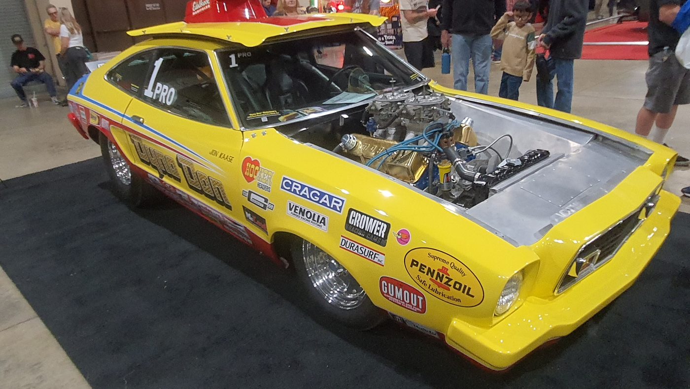 Żółty Ford Mustang II Pro Stock z lat 70.