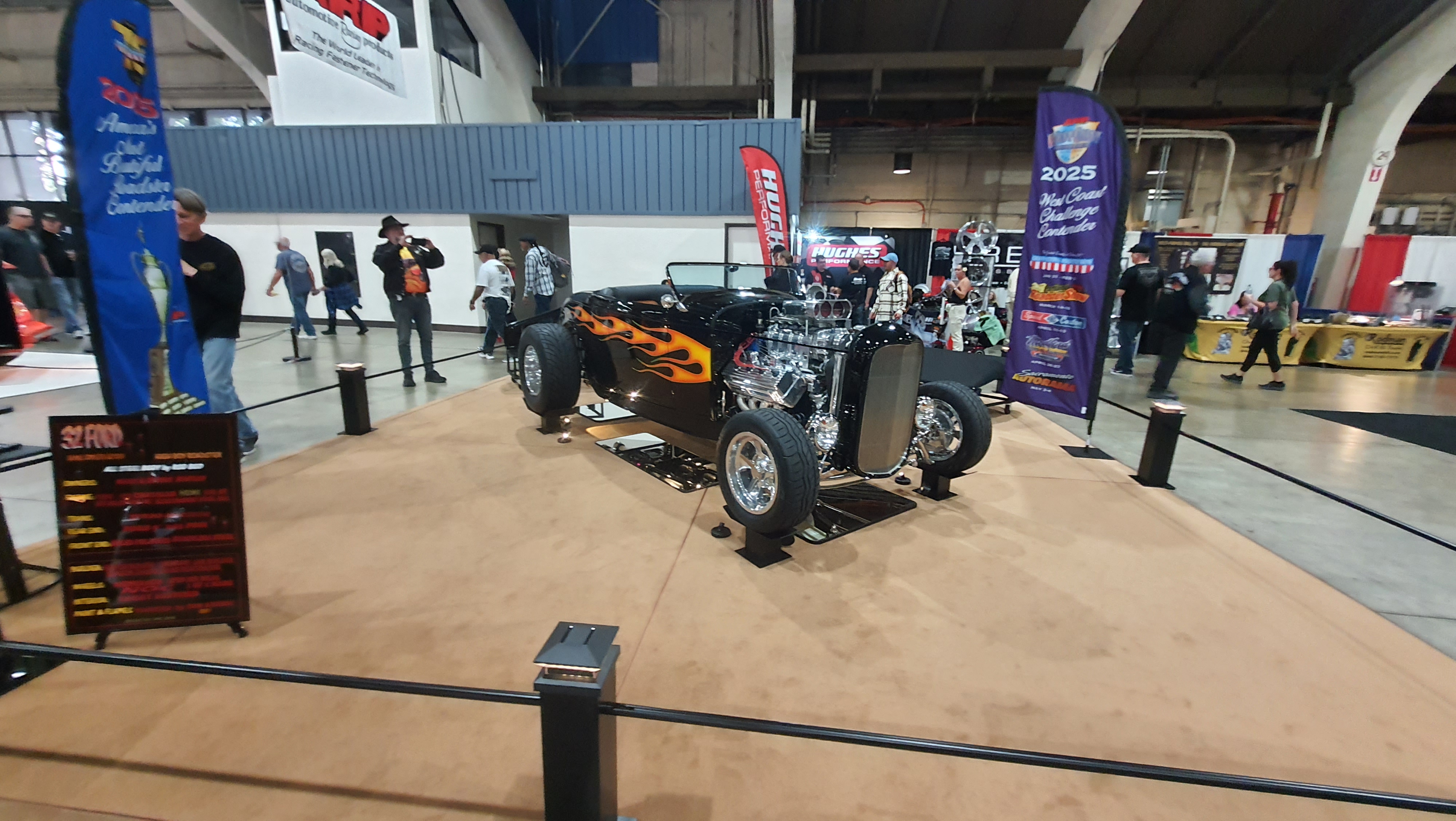 Czarny Ford '32 Roadster z Płomieniami – Ikona Hot Roddingu!