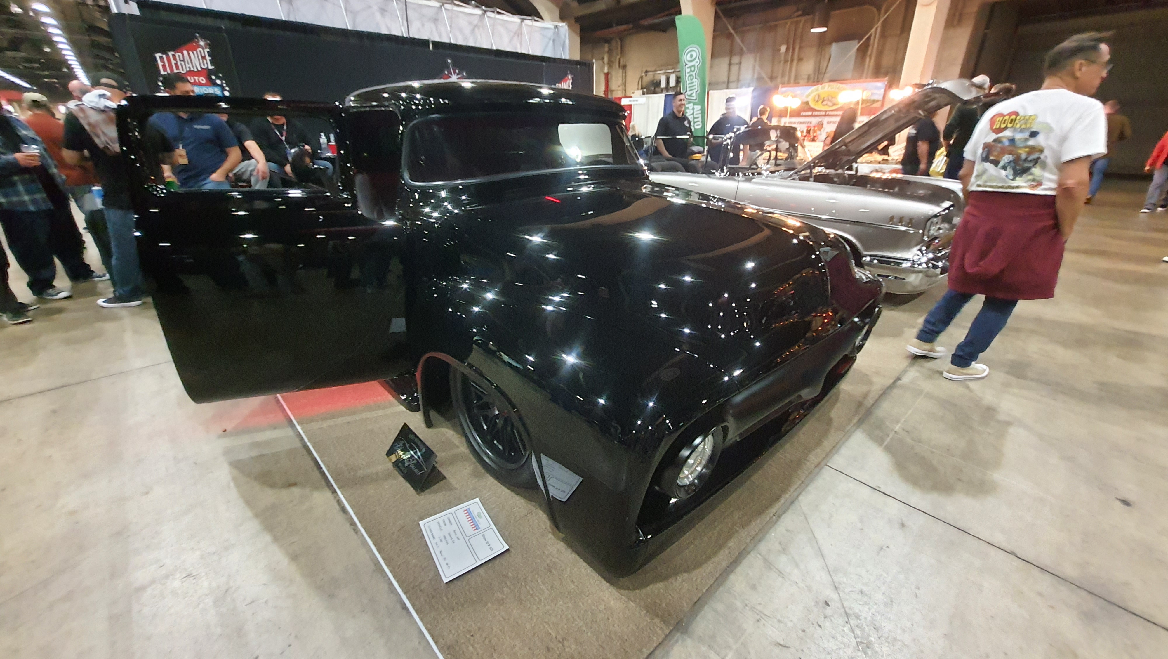 Czarny Ford F100 – Klasyczny Pickup z Show Car Style!