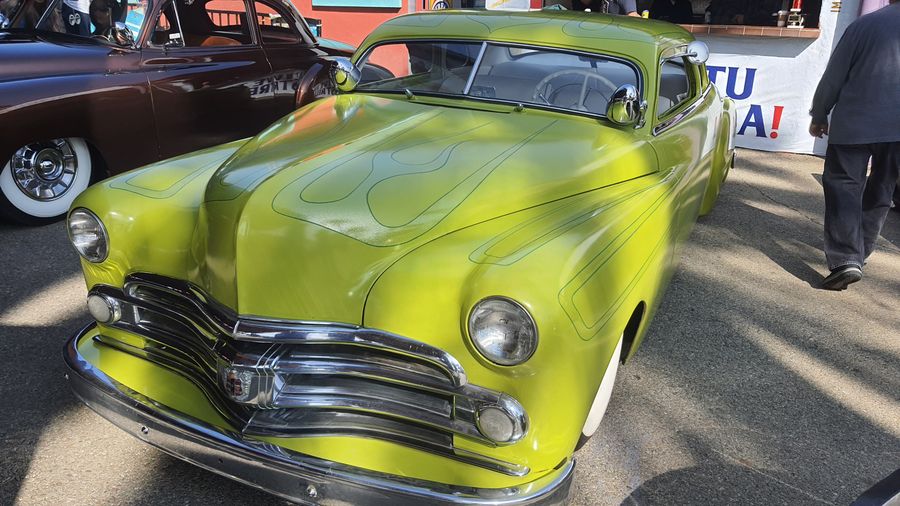 Limonkowy kustom z 1950 roku – chopped top, płomienie i chrom