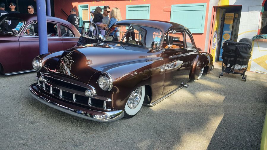 Bordowy Chevrolet z lat 50.