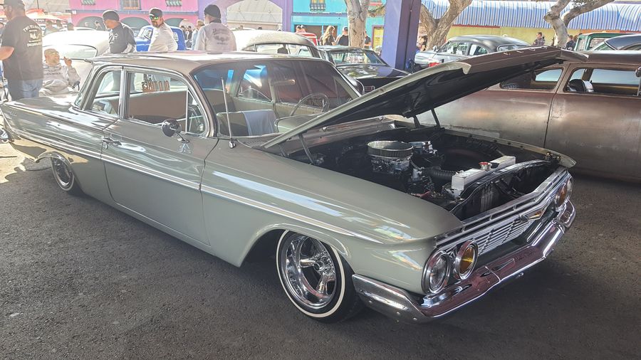 Chevrolet z 1961 roku z otwartą maską – lowrider w kolorze szampana