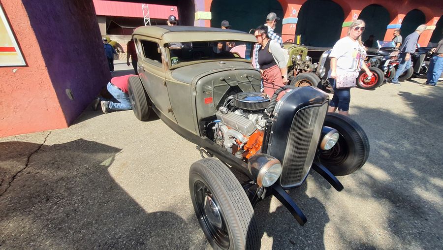 Ford Model A coupe w oliwkowym primerze