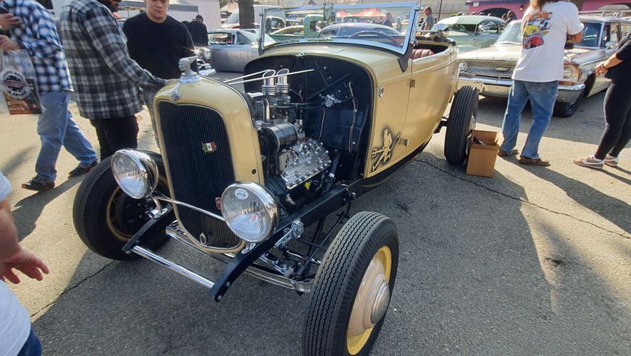 Kremowy Ford roadster z 1932 roku