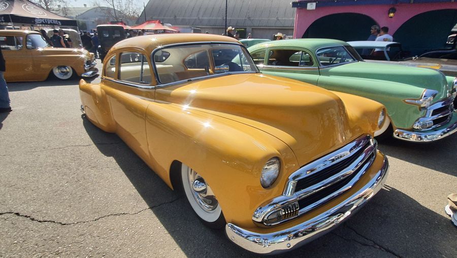 Musztardowy Chevrolet z 1951 roku