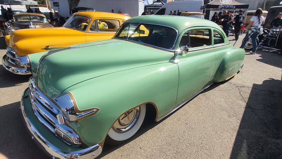 Miętowy Chevrolet z 1951 roku – „Green Bean” w pastelowej zieleni