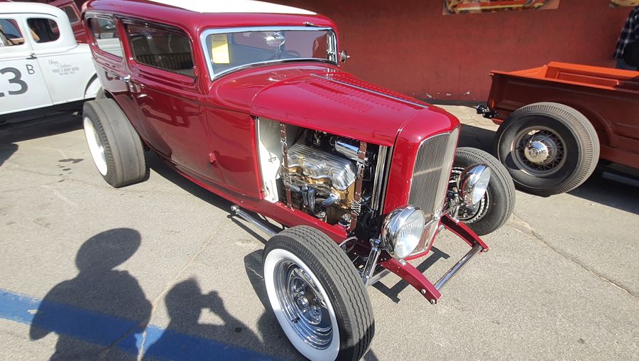 Bordowy Ford sedan z 1932 roku