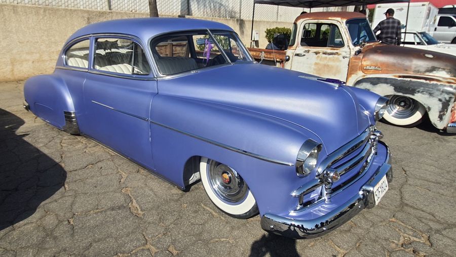 Lawendowy Chevrolet Fleetline z 1950 roku
