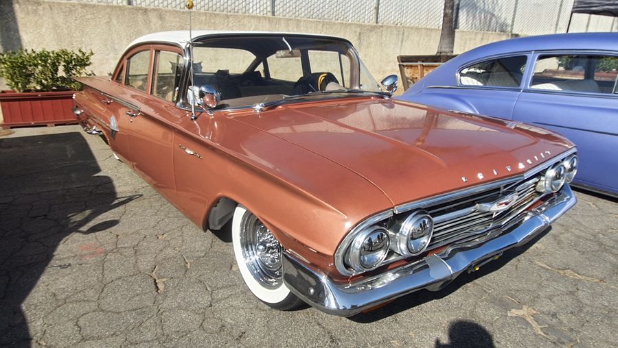 Miedziany Chevrolet z 1960 roku – Impala sedan na białych ściankach