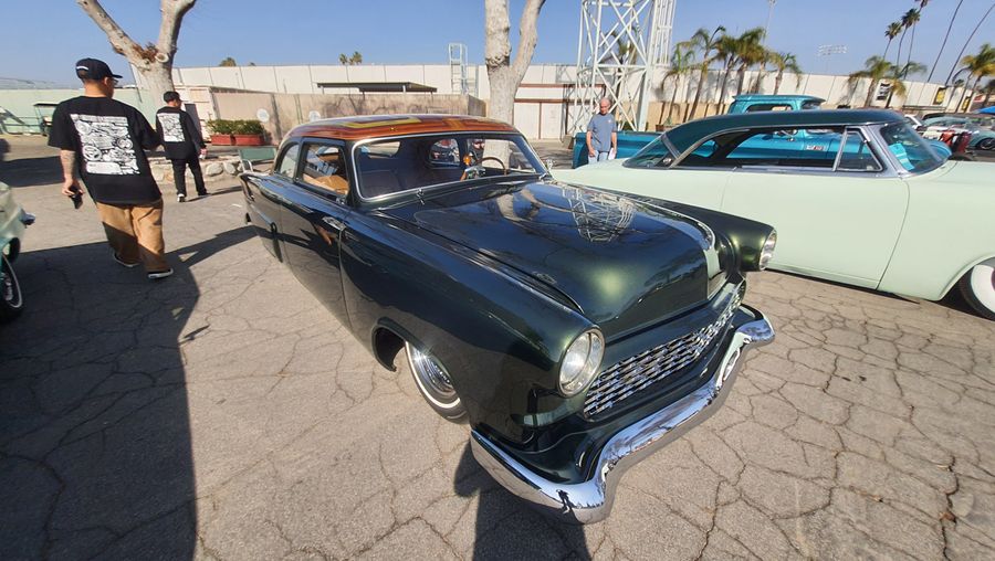 Ciemnozielony Ford shoebox z 1950 roku