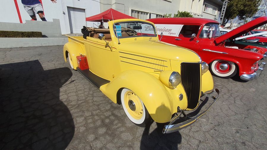 Żółty Ford roadster z 1936 roku