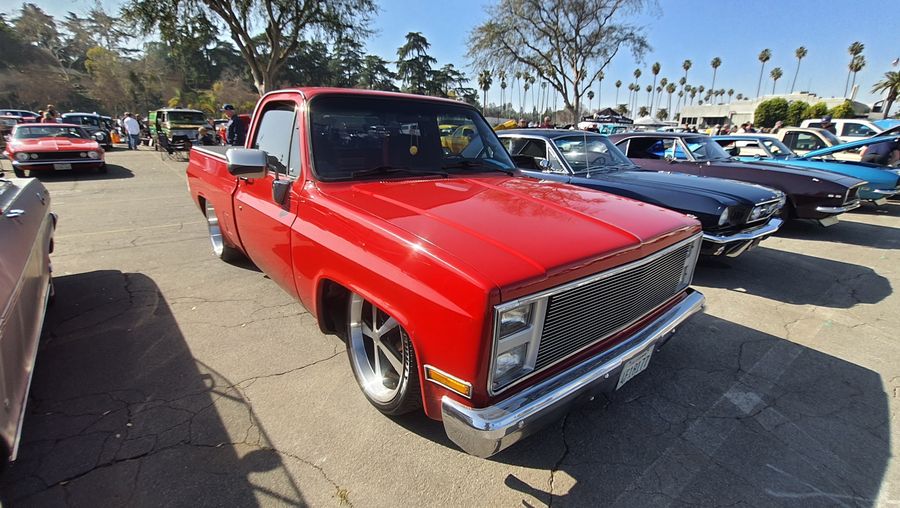 Czerwony Chevrolet C10 Squarebody