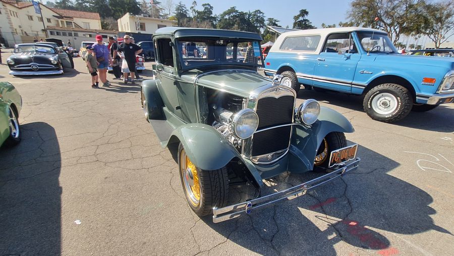 Ford Model A coupe z 1931 roku w szarozielonym lakierze