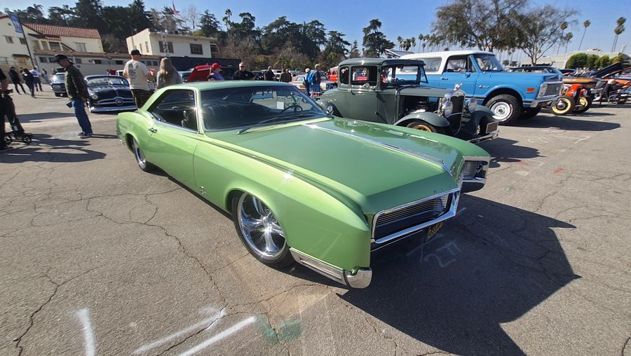 Zielony Buick Riviera z 1966 roku