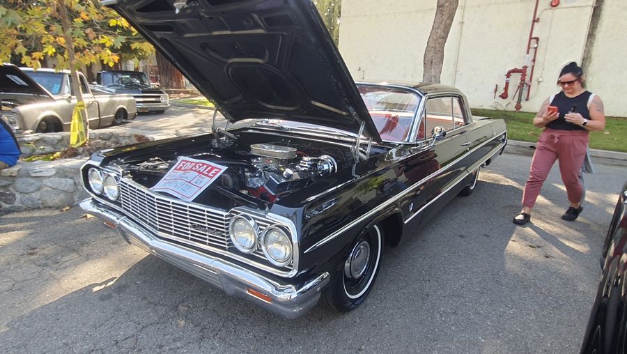 Czarny Chevrolet Impala z 1964 roku z otwartą maską