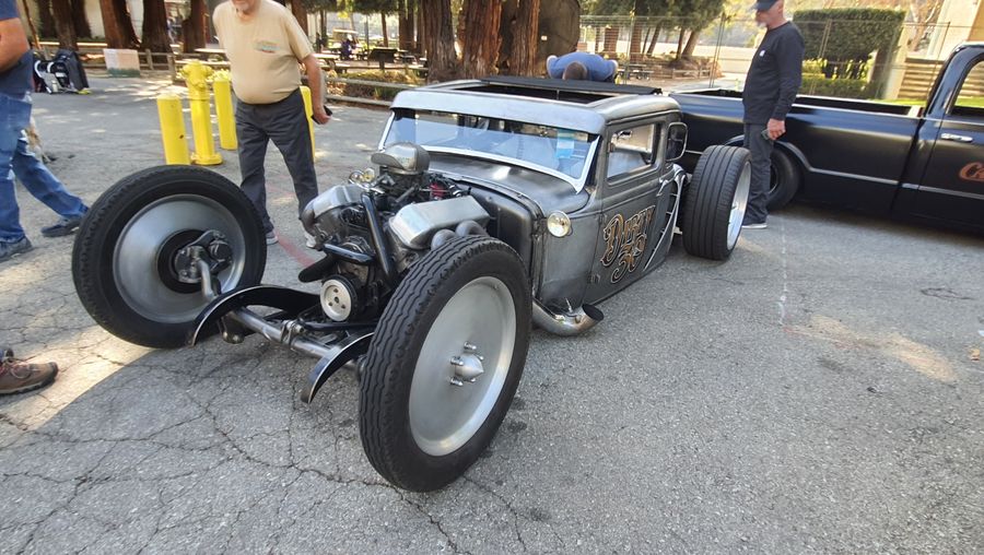 Rat rod z odsłoniętą ramą i wnętrzem z blachy