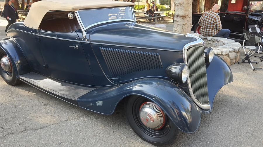 Stalowoniebieski Ford roadster z 1934 roku z beżowym dachem