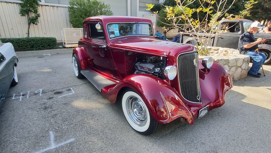 Bordowe coupe Dodge z 1934 roku