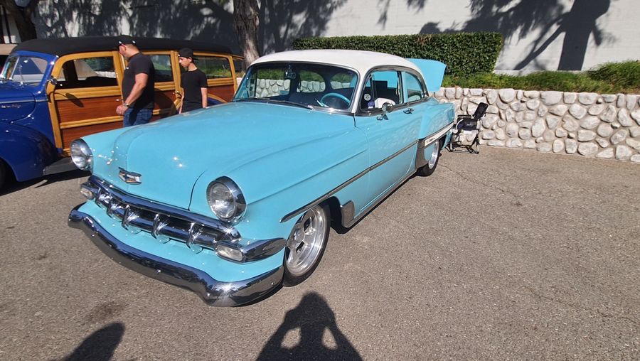 Błękitno-biały Chevrolet Bel Air z 1954 roku