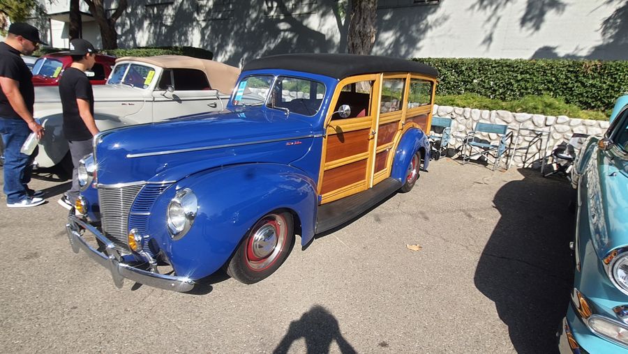 Niebieski Ford Woody z 1940 roku