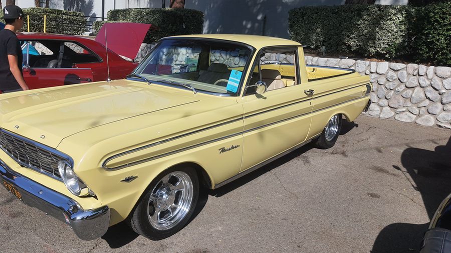 Kremowy Ford Ranchero z 1964 roku