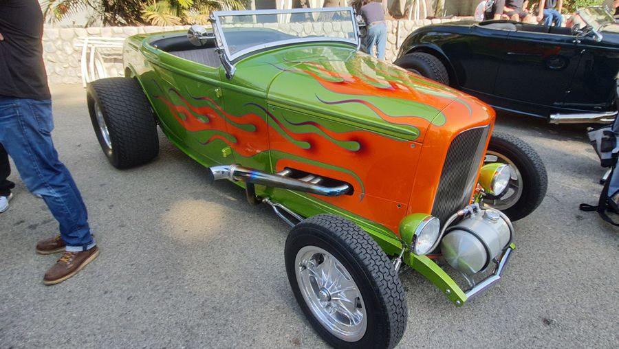 Limonkowy Ford roadster z 1932 roku w pomarańczowych płomieniach