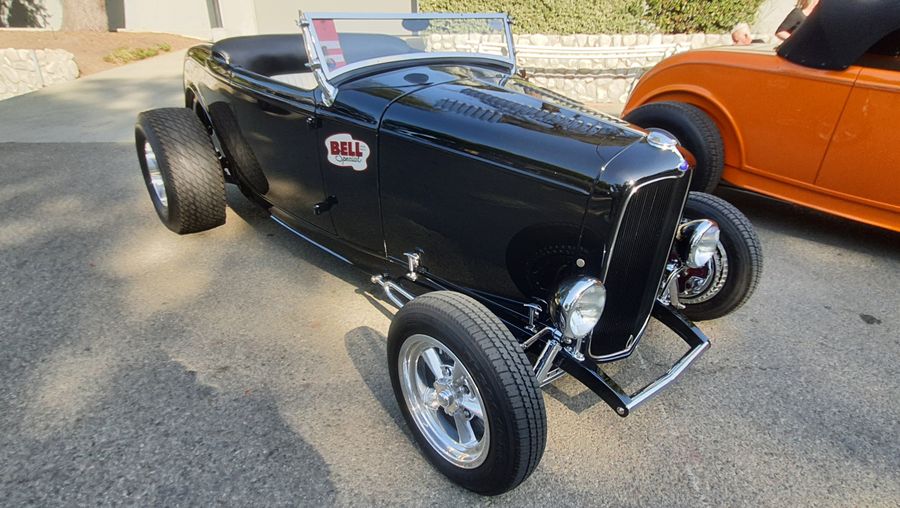 Czarny Ford roadster z 1932 roku z naklejką Bell
