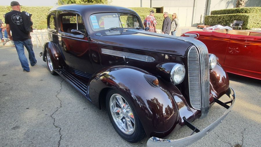 Sedan z 1936 roku w kolorze czarnej wiśni