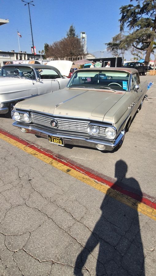 Szampański Buick Riviera z 1964 roku