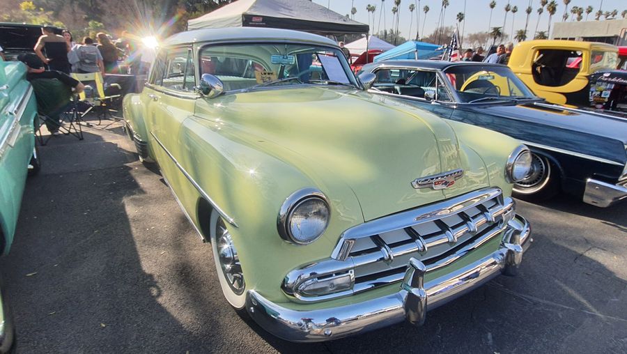 Seledynowy Chevrolet Styleline Deluxe z 1952 roku