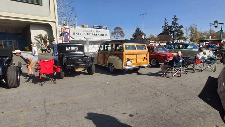 Drewniane kombi Ford Woodie z lat 40. na zlocie