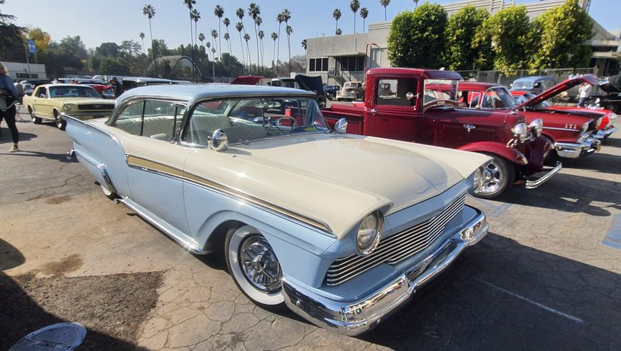 Błękitno-kremowy Ford Fairlane 500 z 1957 roku