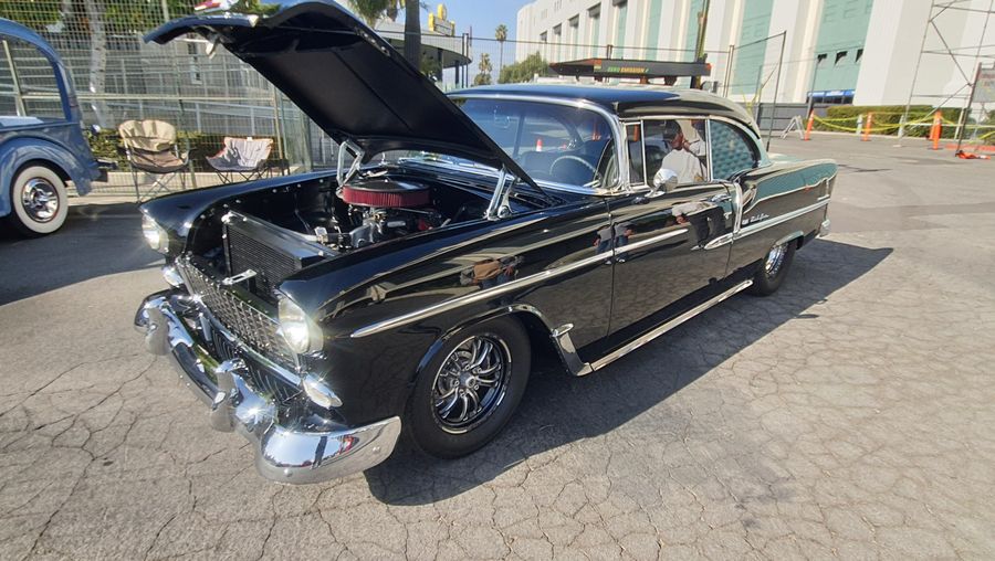 Czarny Chevrolet Bel Air z 1955 roku z otwartą maską