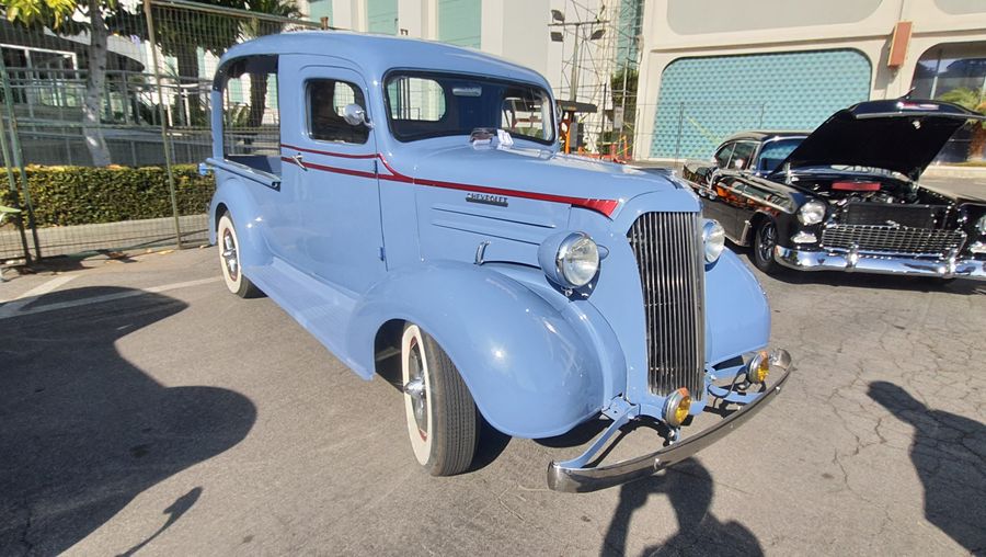 Błękitny Chevrolet Suburban Carryall z 1937 roku