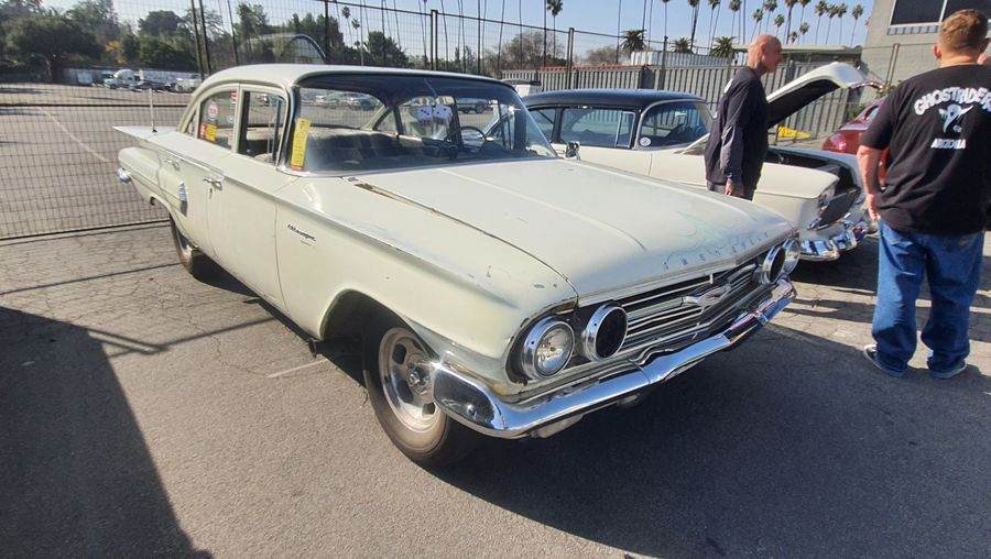 Kremowy Chevrolet Biscayne z 1960 roku
