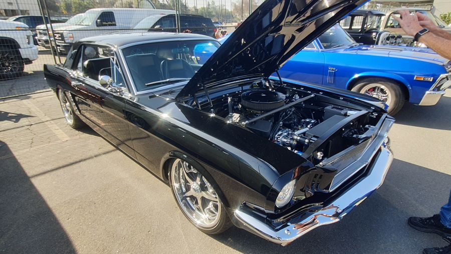 Czarny Ford Mustang z 1966 roku restomod