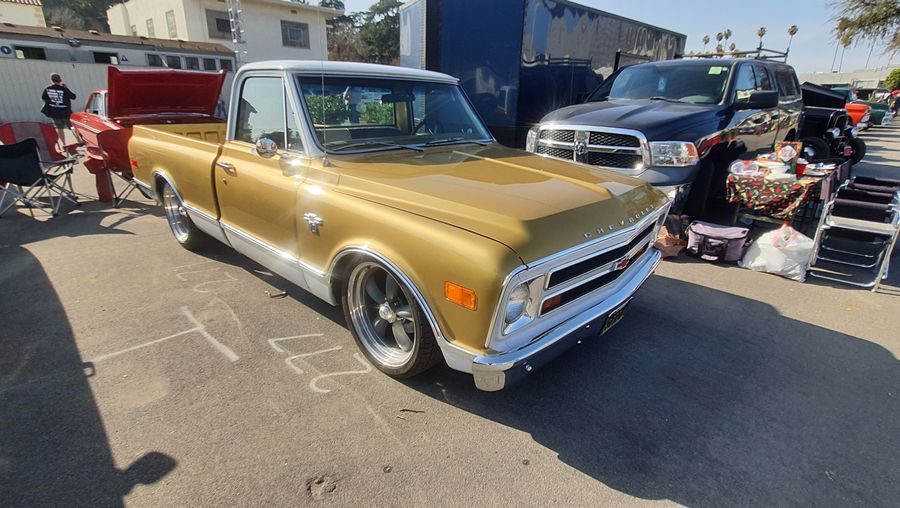 Złoty Chevrolet C10 z 1968 roku z białym dachem