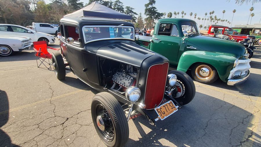 Czarny satynowy Ford 5-window coupe z 1932 roku z czerwoną atrapą